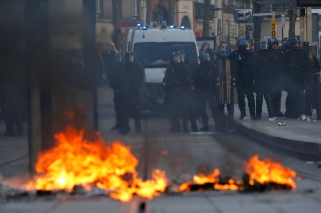 Fransa’da hükümet karşıtı gösteriler devam ediyor